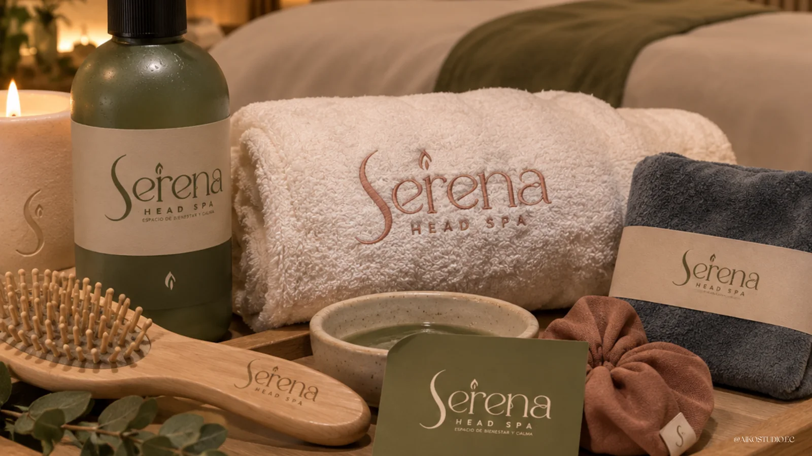 Toallas, frasco y cepillo con la marca Serena