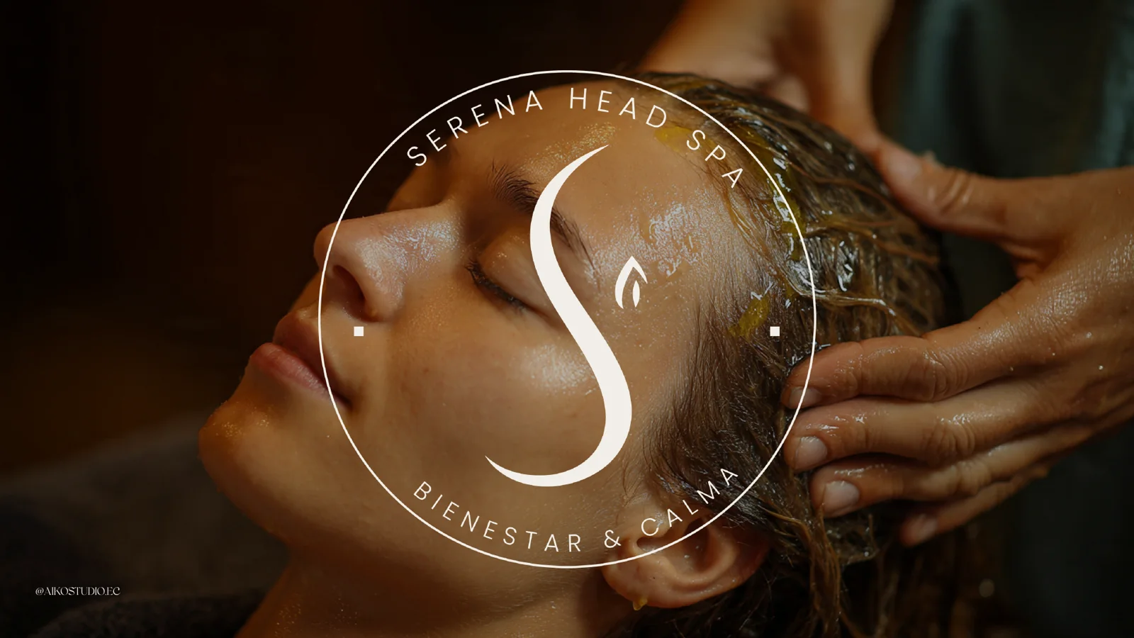 Sello circular de Serena sobre una sesión de head spa